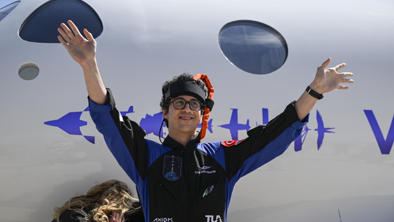 Atasever uzay yolculuğu sonrası Türk ve Azerbaycan bayrakları açtı