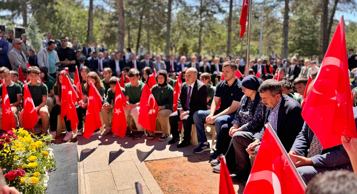 Milli Eğitim Bakanı Tekin, şehit öğretmen Aybüke Yalçın'ın kabrini ziyaret etti