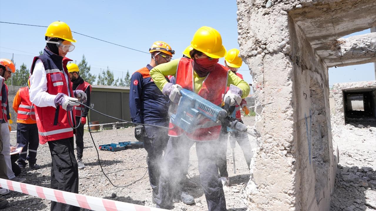 "Birçok depremzedeyi enkazın altından kurtardılar"