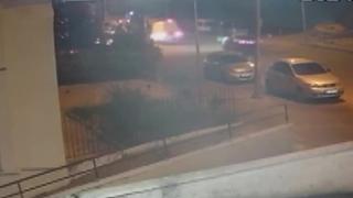 Köpeklerden kaçarken araba çarptı