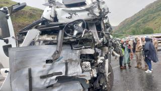 Yolcu otobüsü tırla çarpıştı: 2 ölü, 30 yaralı