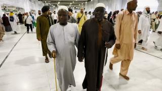 Görme engelli iki kardeş, 'gönül gözüyle' tavaf etti