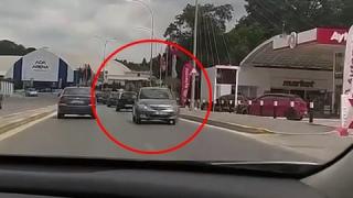 Sakarya'da geri geri giden otomobil trafiği tehlikeye soktu