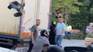 Kargaların saldırısından motosiklet kaskıyla korunmaya çalıştı