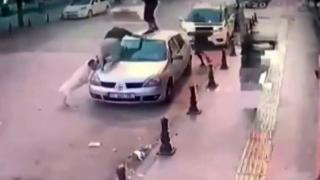 Köpek saldırısından otomobilin üzerine çıkarak kurtuldular