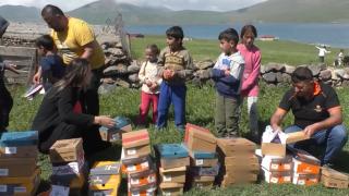 Bursları ile aldıkları hediyeleri yayladaki çocuklara dağıttılar