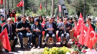 Milli Eğitim Bakanı Tekin, şehit öğretmen Aybüke Yalçın'ın kabrini ziyaret etti