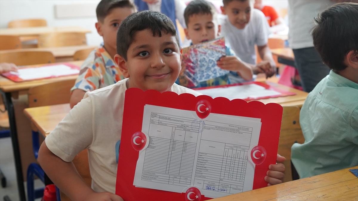 Deprem bölgesinde öğrenciler karnelerini aldı