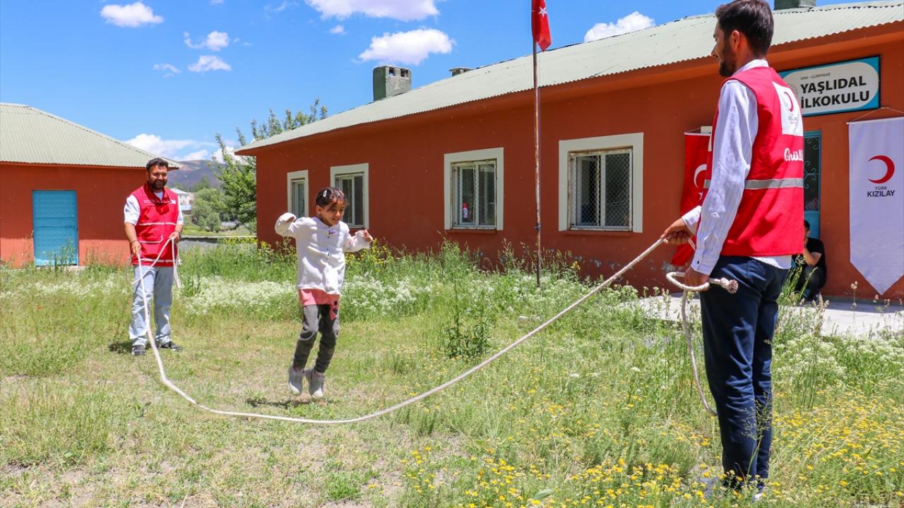 "Eğitiminden geri kalmamasına önem veriyoruz"