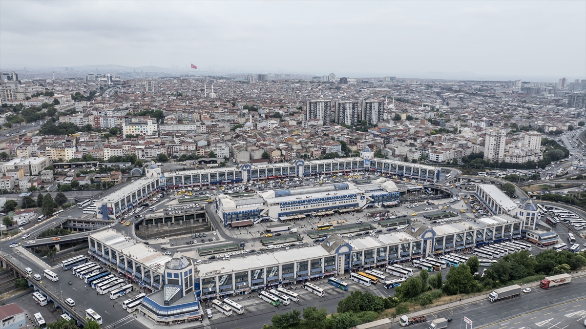 Esenler`deki Büyük İstanbul Otogarı`nda bayram yoğunluğu