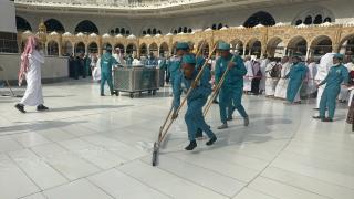 Kabe’deki görevliler her gün binlerce Müslüman’a çeşitli hizmetler sunuyor