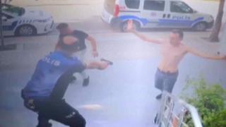 Trafikte tartıştıkları kişilere polis noktasında saldırmaya çalıştılar