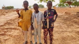 Nijerya'da çocuklar geçimlerini sağlamak için tarlada çalışıyor