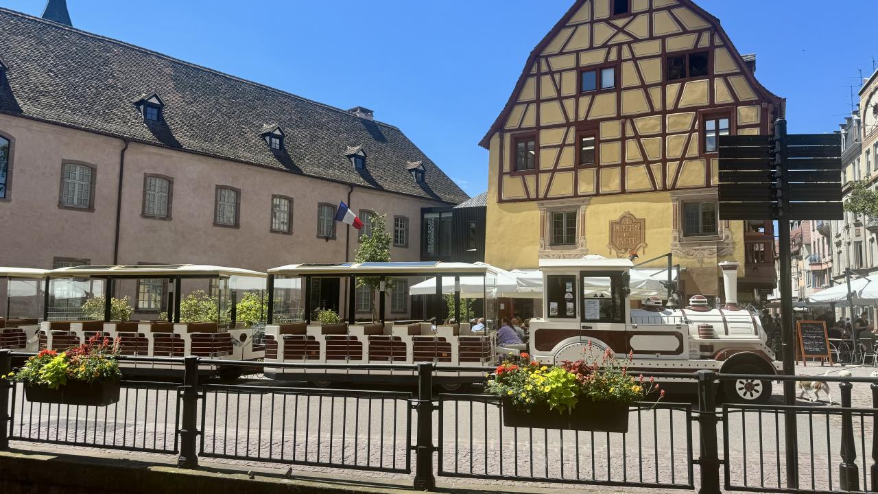 Ren Nehri şehri ortasından ikiye bölüyor