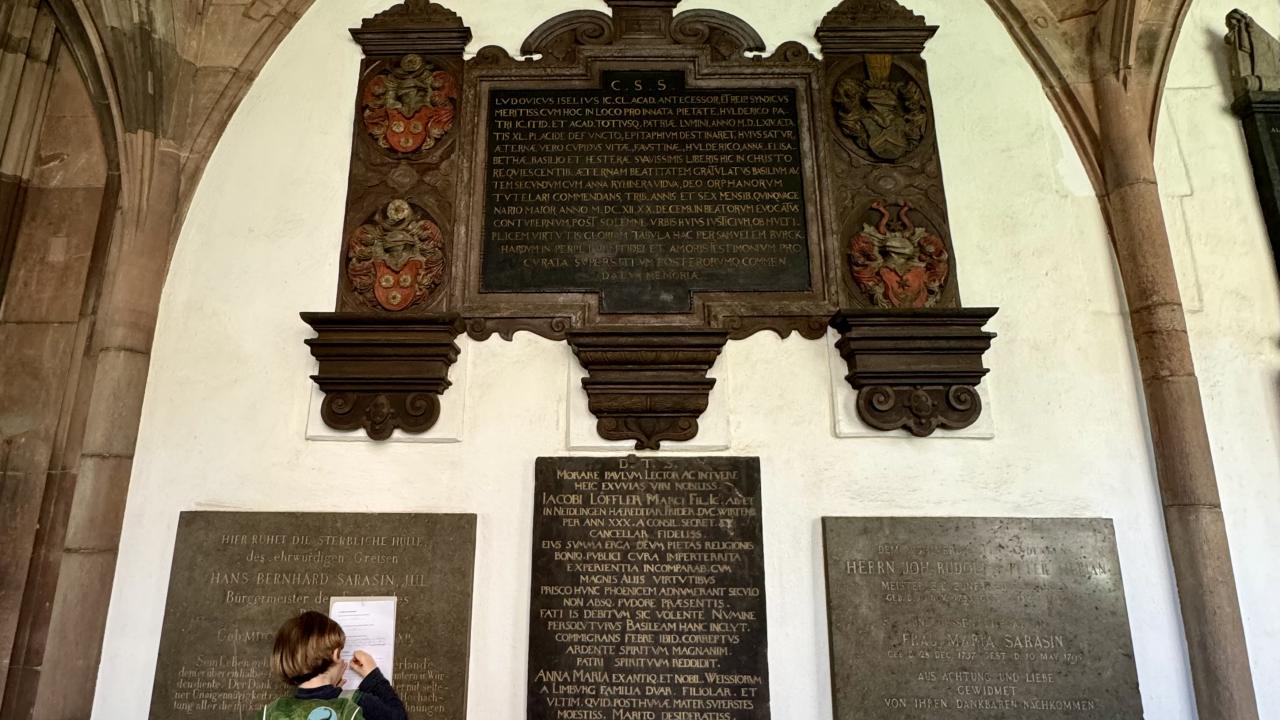 Şehrin merkezindeki 5 asırlık kırmızı renkli belediye binası göze çarpıyor