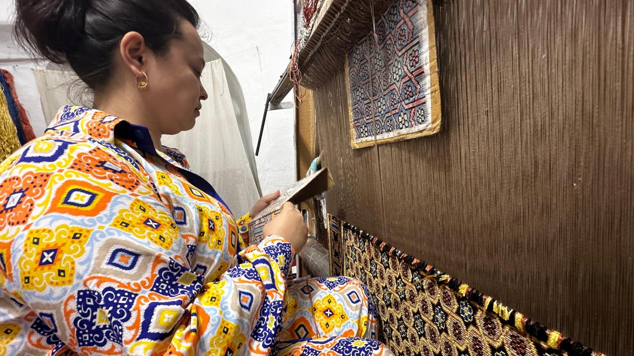 "Sipariş aldığımız halıların üzerine renkleri, şekilleri duvarlara bakarak yapıyoruz"