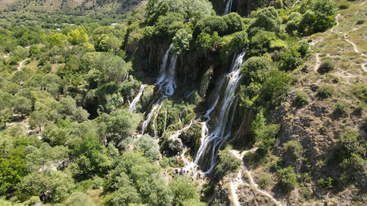 "Ailecek eğleniyor, serinliyor ve suya giriyoruz"