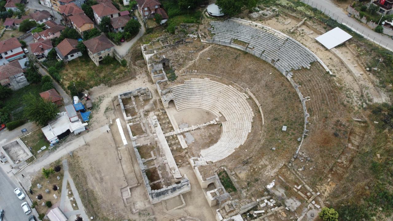 "Antik tiyatronun turizme açılmasını bekliyoruz"