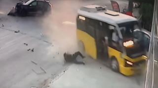 Bursa'daki kazada yolcu minibüsten fırladı