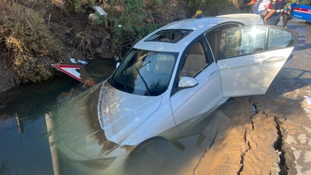 Bodrum'da içme suyu isale hattının patlamasıyla oluşan çukura otomobil düştü