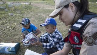 Jandarma ekipleri yayladaki çocukların yüzünü hediyelerle güldürdü
