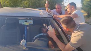 Kapılarını kilitlediği otomobilden uzun uğraşlar sonucu kurtarıldı