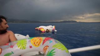 Salda Gölü'nde sürüklenen çocuğu tatilci botla kurtardı