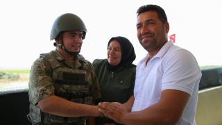 Sınırda nöbet tutan askere ailesinden bayram sürprizi