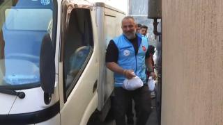 TRT Haber TDV'nin, Filistinli mültecilere kurban eti dağıtımını görüntüledi