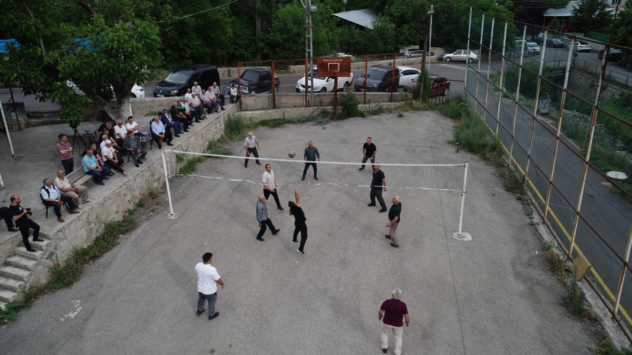 "Siyasetçiler geldiklerinde `servisimi karşılarsan oyum senin` diyorum"