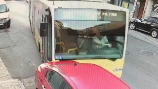 İETT otobüsü park halindeki 4 araca çarptı