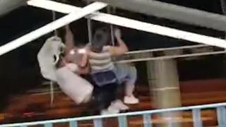 Emniyet kemerini takmadı, salıncaktan düşmekten böyle kurtuldu