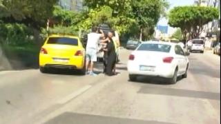 Husumetlileri önünü kesince bindiği taksiyi kaçırdı