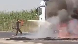 Alev alan saman yüklü tır, müdahale sırasında patladı