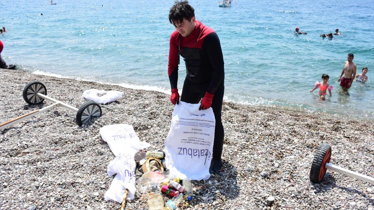 Denizlerde 150 milyon ton civarında plastik atık var