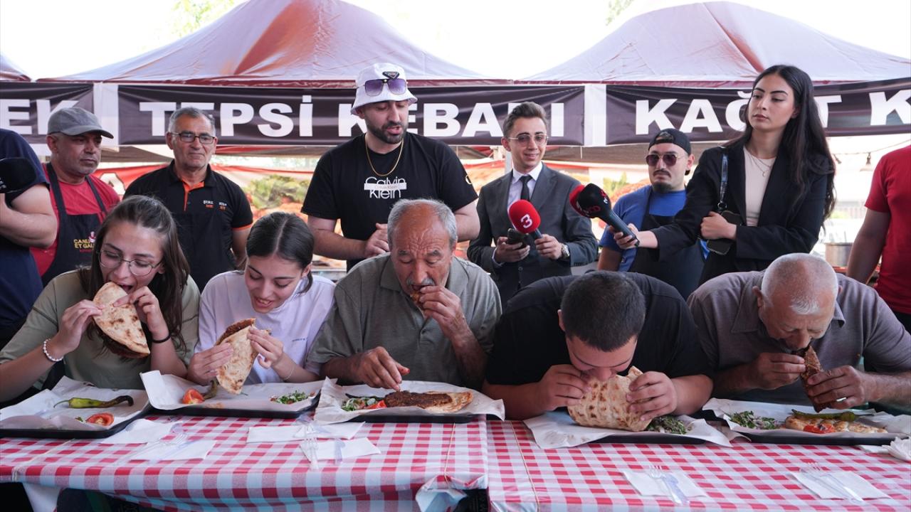 En hızlı kağıt kebabı ve künefe yeme yarışması