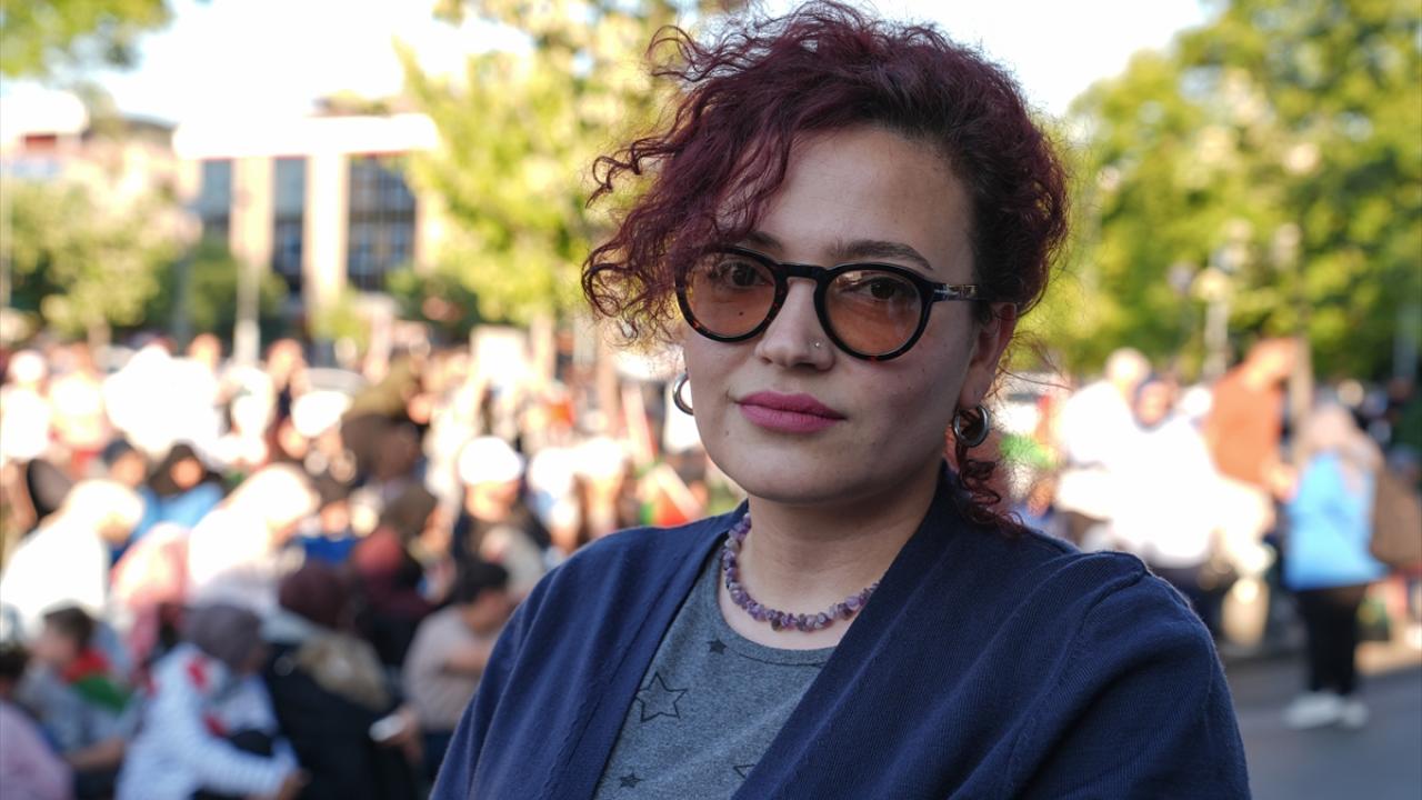 "Filistin`de kan akarken, o da ufak ufak mürekkebini damlatmış"