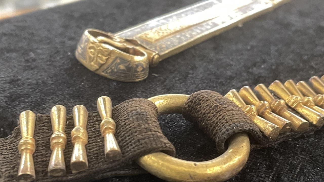 "Üzerindeki figürleri Uygur dönemine ait duvar resimlerinde görebilmekteyiz"