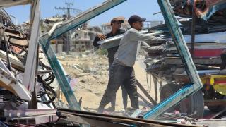 Filistinliler, İsrail saldırılarında yıkılan binalardan topladıkları hurdaları geri dönüştürüyor