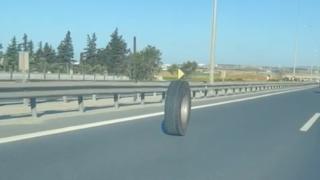 İstanbul'da kamyonetten kopan lastik bir süre yolda ilerledi
