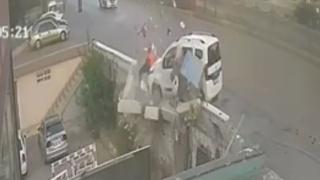 Kontrolden çıkan aracın çarptığı yaya köprüden düştü: O anlar kamerada