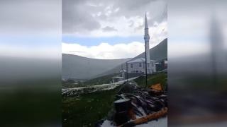 Ovit Dağı'na haziranın son günü kar yağdı