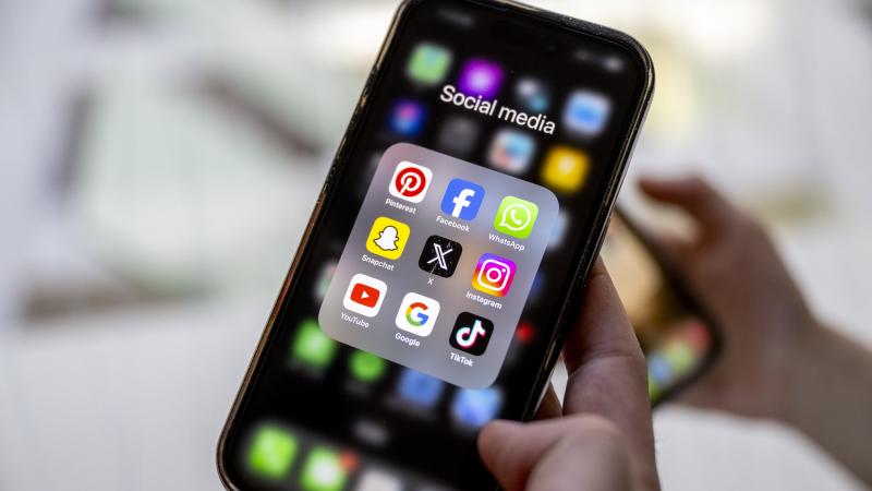 �ngiltere'de sosyal medya kullan�c�lar�na "payla�t�klar�n�za dikkat edin" uyar�s�