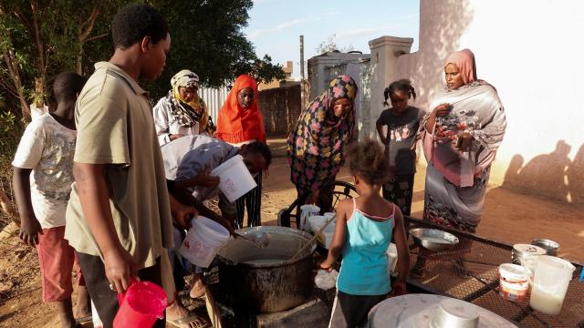 UNICEF: Sudan'daki iç savaşta 6 ayda 300'den fazla çocuk öldü veya yaralandı haber görseli