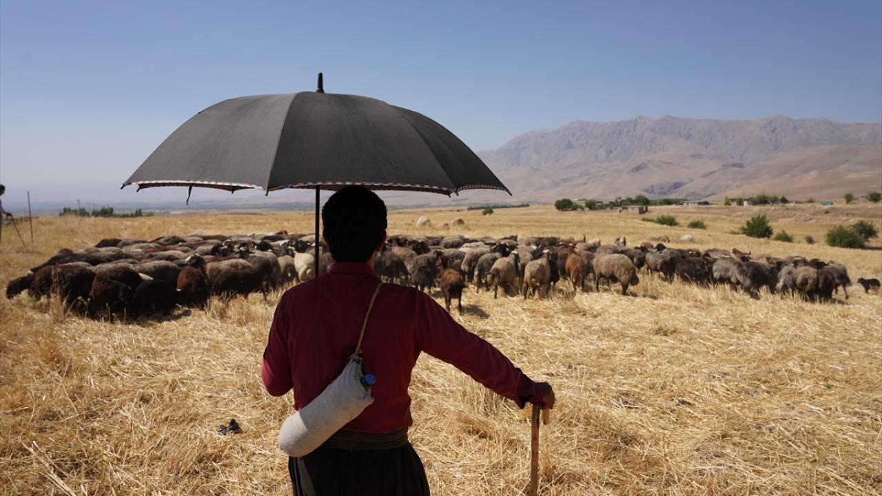 Sıcaklar nedeniyle yüzlerini maske ile kapatmak zorunda kalıyorlar