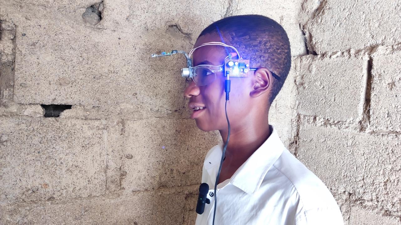 Gözlüğü iki yıl içinde tamamladı