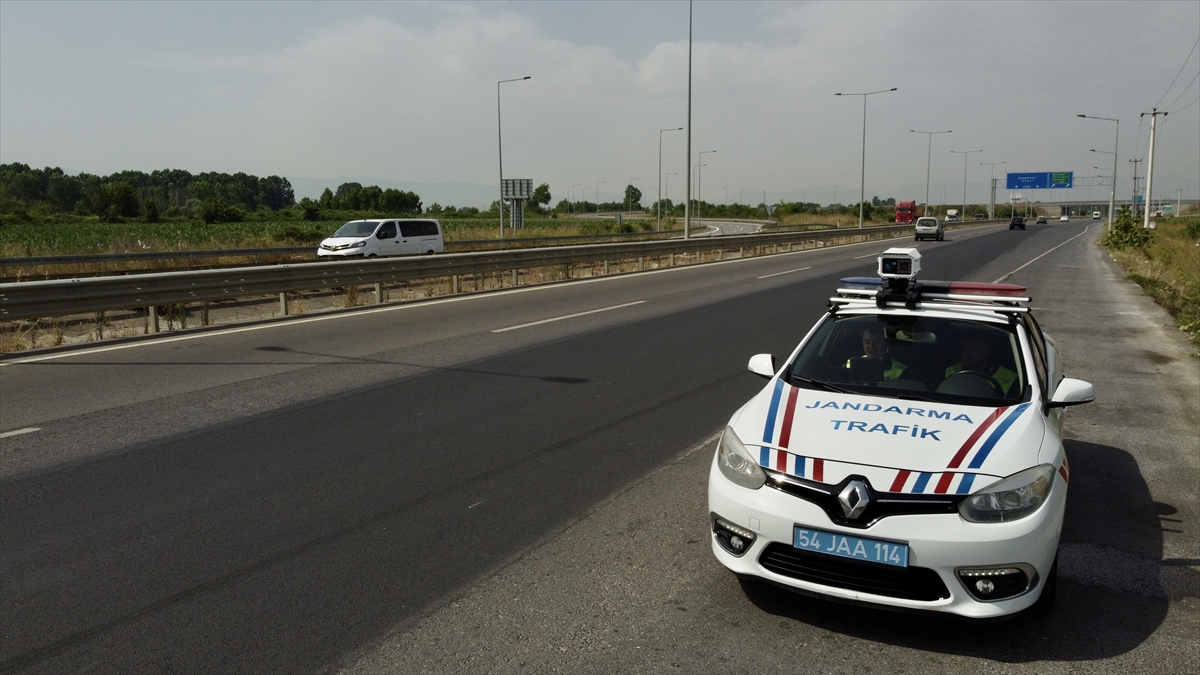 Sakarya trafik jandarması, hız ihlallerini yerli radar cihazıyla tespit ediyor