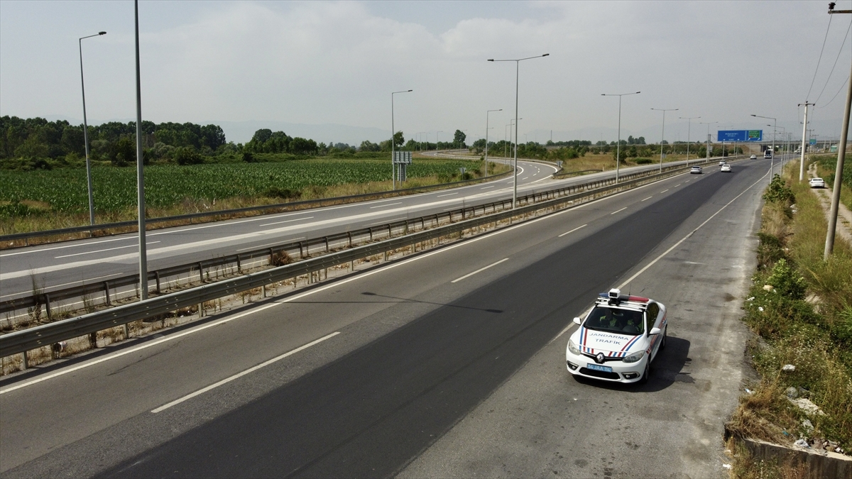 Sakarya trafik jandarması, hız ihlallerini yerli radar cihazıyla tespit ediyor