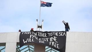 İsrail karşıtı protestocular Avustralya Parlamentosu'nun çatısına çıktı