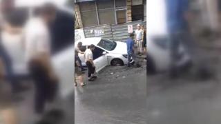İstanbul'da çöken yoldaki iki aracı vatandaşlar kurtardı